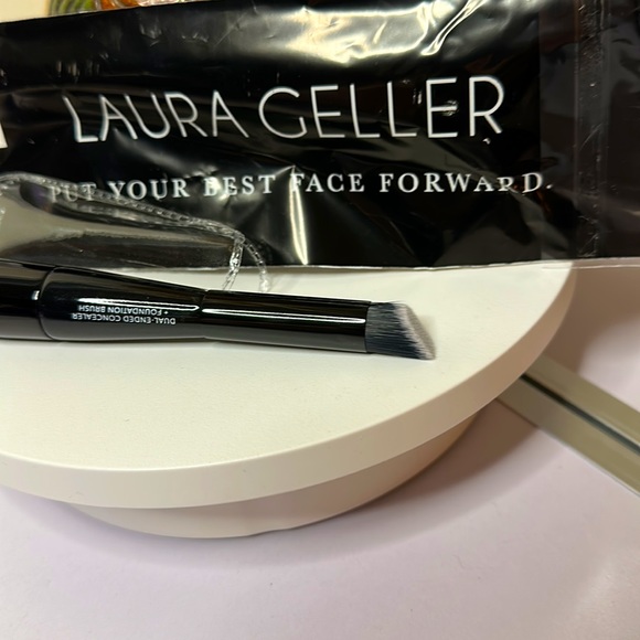 Laura Geller Dual-Ended Concealer + Foundation Brush - Picture 4 of 5